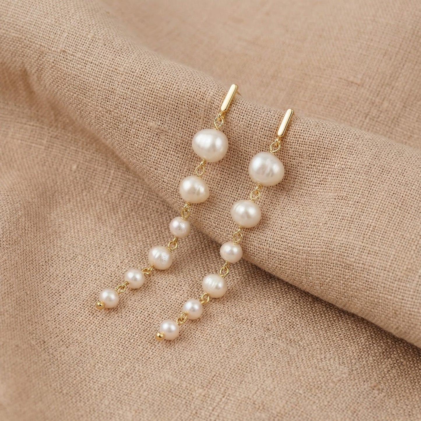 Diseñados y fabricados en España, están elaborados en plata de ley 925 y bañados en oro de 18K, logrando un brillo cálido y duradero que realza la piel con sutileza.