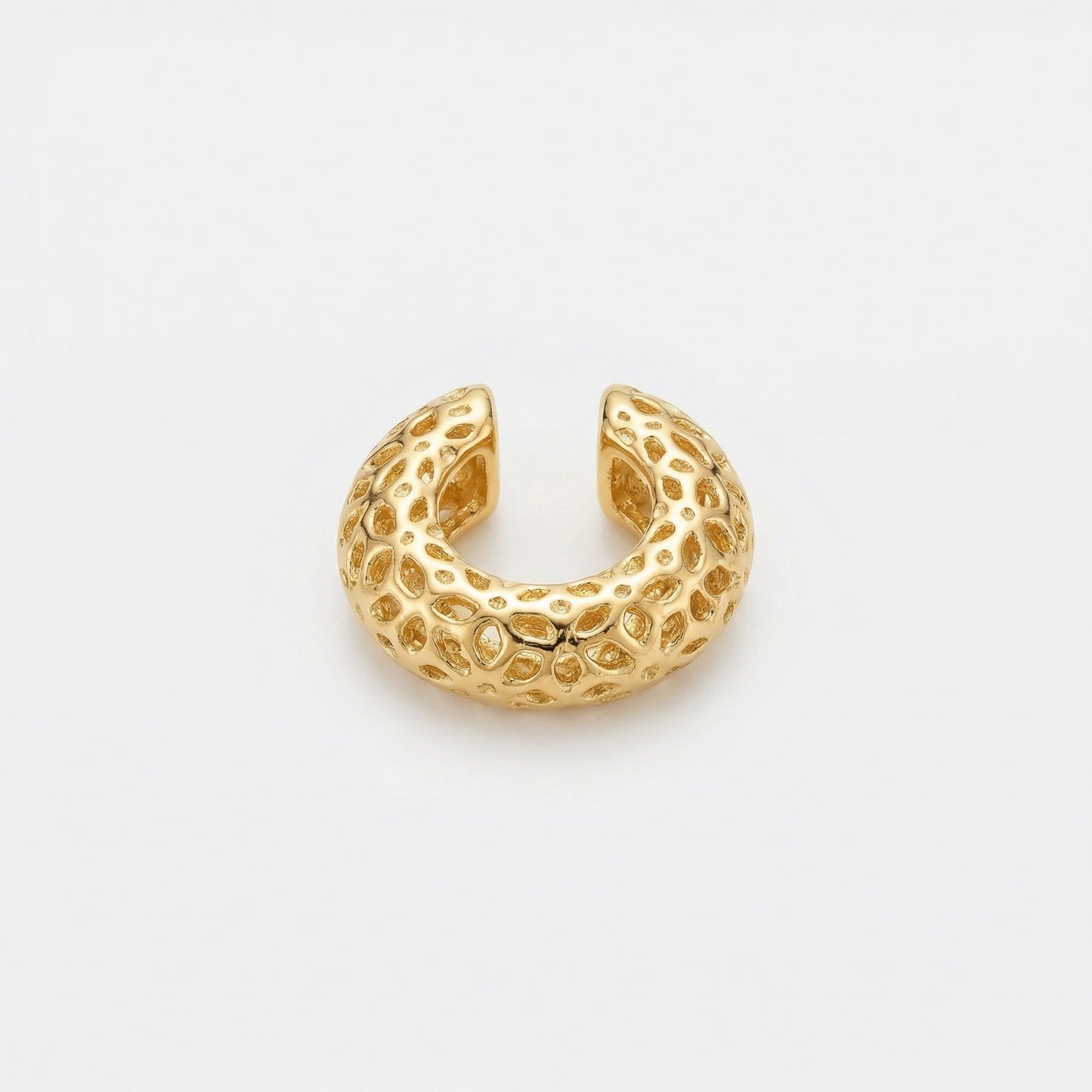 Ear cuff de filigrana en plata de ley 925 con baño de oro, fabricado artesanalmente en España. Pendiente en tendencia sin perforación, elegante y versátil - Bendita Eva