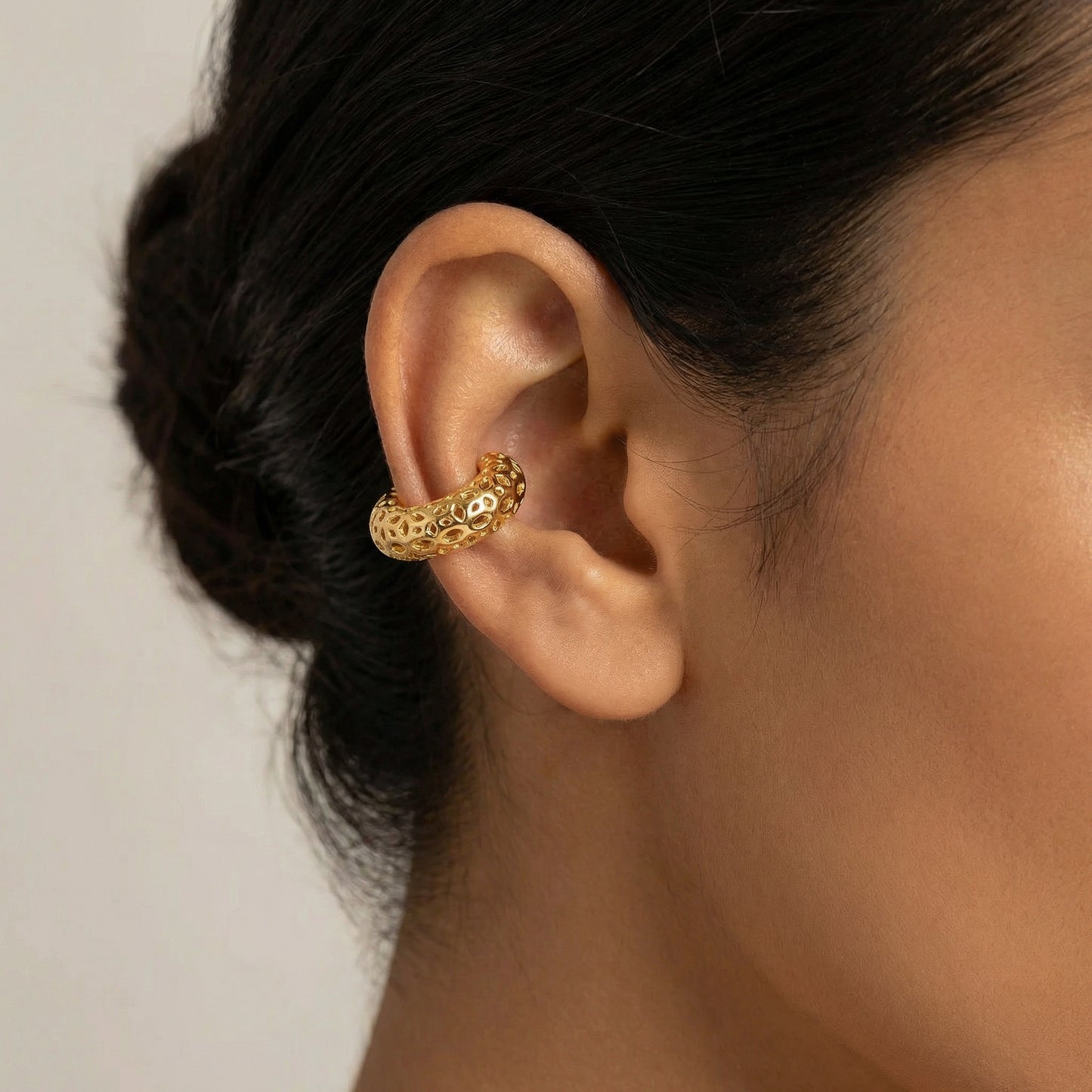 Ear cuff de filigrana en plata de ley 925 con baño de oro, fabricado artesanalmente en España. Pendiente en tendencia sin perforación, elegante y versátil- Bendita Eva
