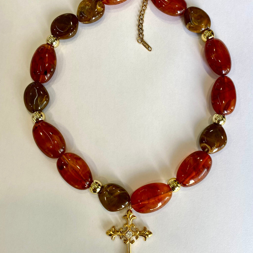 El Collar de piedras con cruz de Bendita Eva es una pieza de diseño chunky pensada para destacar-Bendita Eva