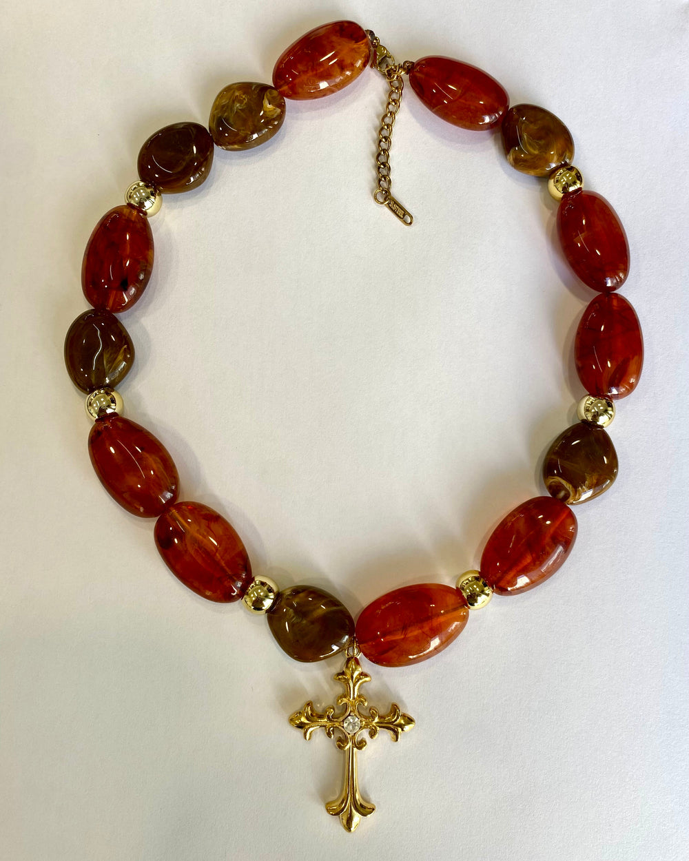 El Collar de piedras con cruz de Bendita Eva es una pieza de diseño chunky pensada para destacar-Bendita Eva
