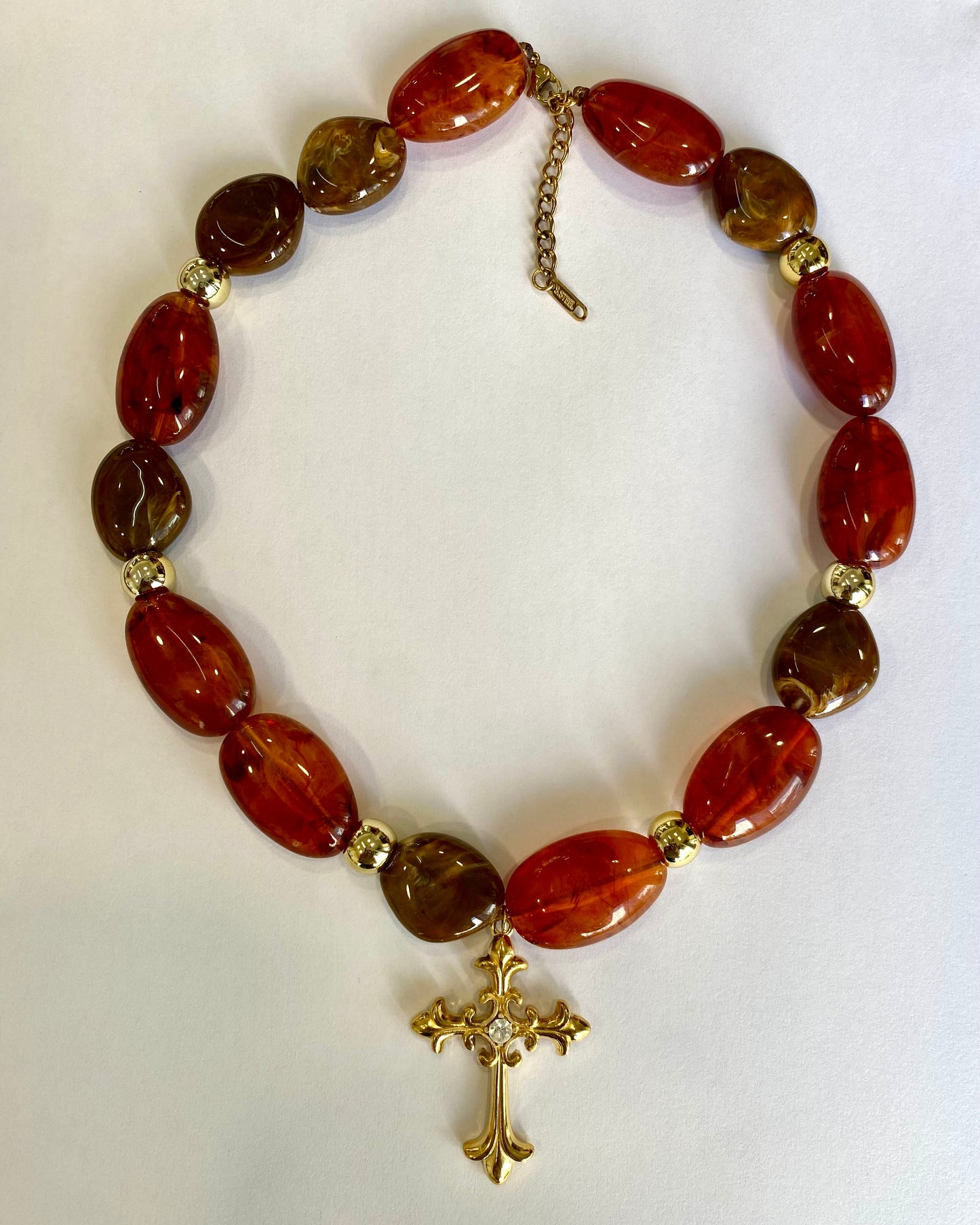 El Collar de piedras con cruz de Bendita Eva es una pieza de diseño chunky pensada para destacar-Bendita Eva