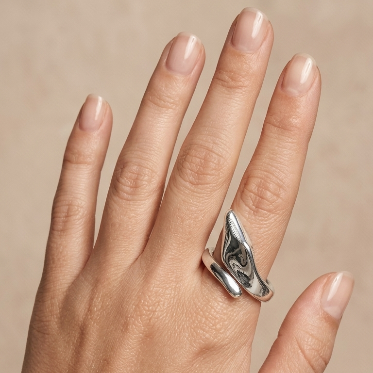 El anillo de serpiente geométrico en plata de ley 925 es una joya XL impactante diseñada para destacar sin renunciar a la comodidad. Su diseño de gran tamaño aporta fuerza, estilo y personalidad, convirtiéndolo en un accesorio protagonista en cualquier look.