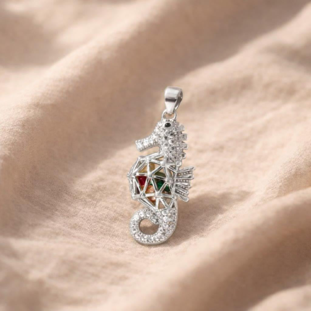 El caballito de mar simboliza protección, paciencia, fuerza interior y buena suerte, lo que hace de este colgante un amuleto perfecto.