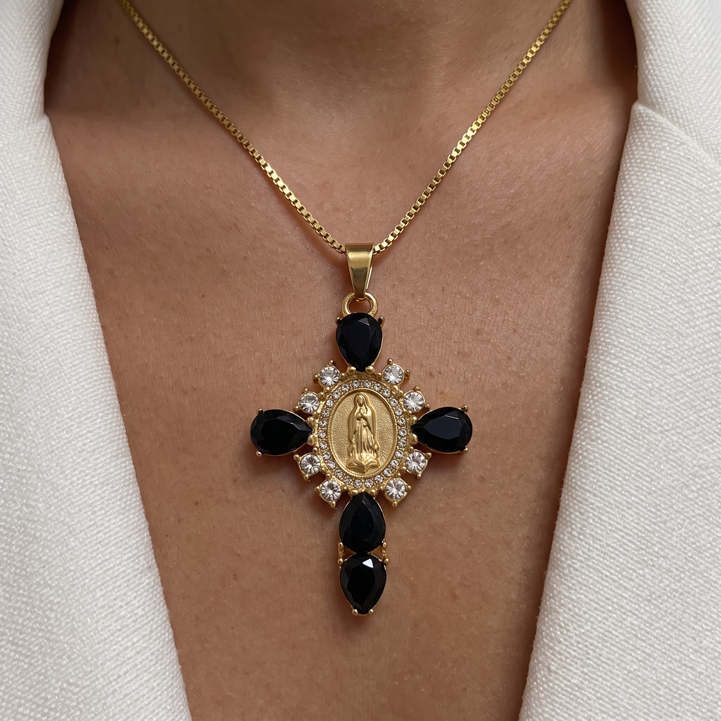 El colgante Cruz Circonitas Blancas y Negras reinventa un símbolo atemporal con un giro actual. Su diseño con&nbsp;circonitas blancas de 2,5 mm y la virgen grabada en el centro de la cruz aporta luz, fuerza y un estilo que no pasa desapercibido.