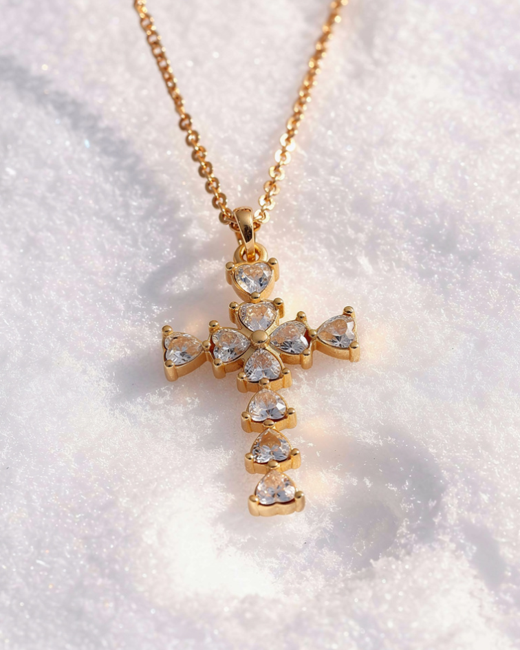 Cruces, sagrados corazones, medallas y amuletos que cuentan historias y se convierten en símbolos personales para toda la vida.