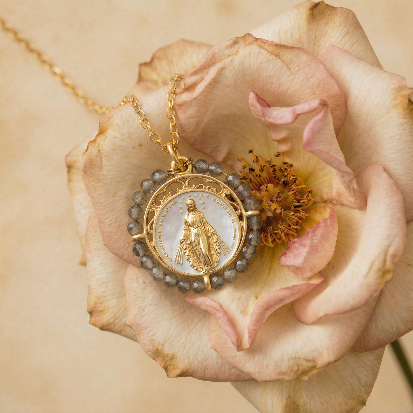 Medalla Milagrosa rodeada de piedras- Bendita Eva