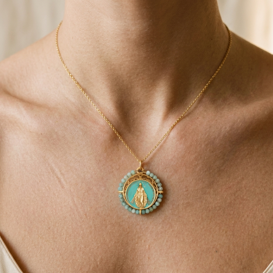 Un colgante amuleto , formado por una medalla de 21 mm con la Virgen de la Milagrosa y rodeada de Amazonitas de 2,5 mm. La cadena tiene un cierre mosquetón y es ajustable de 40 a 45 cm - Bendita Eva