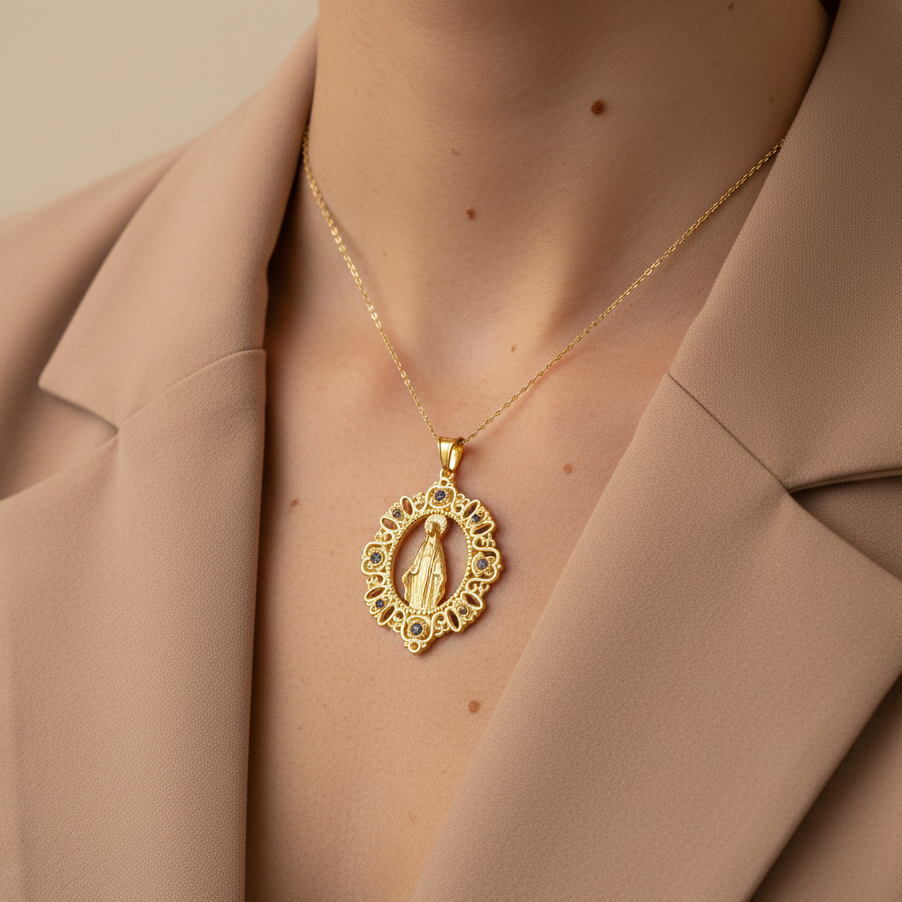 Medalla amuleto de la Virgen Milagrosa en plata de ley, fabricada en España y bañada en oro 18K de 2 micras. Con diseño de filigrana y piedras naturales Marquesitas,