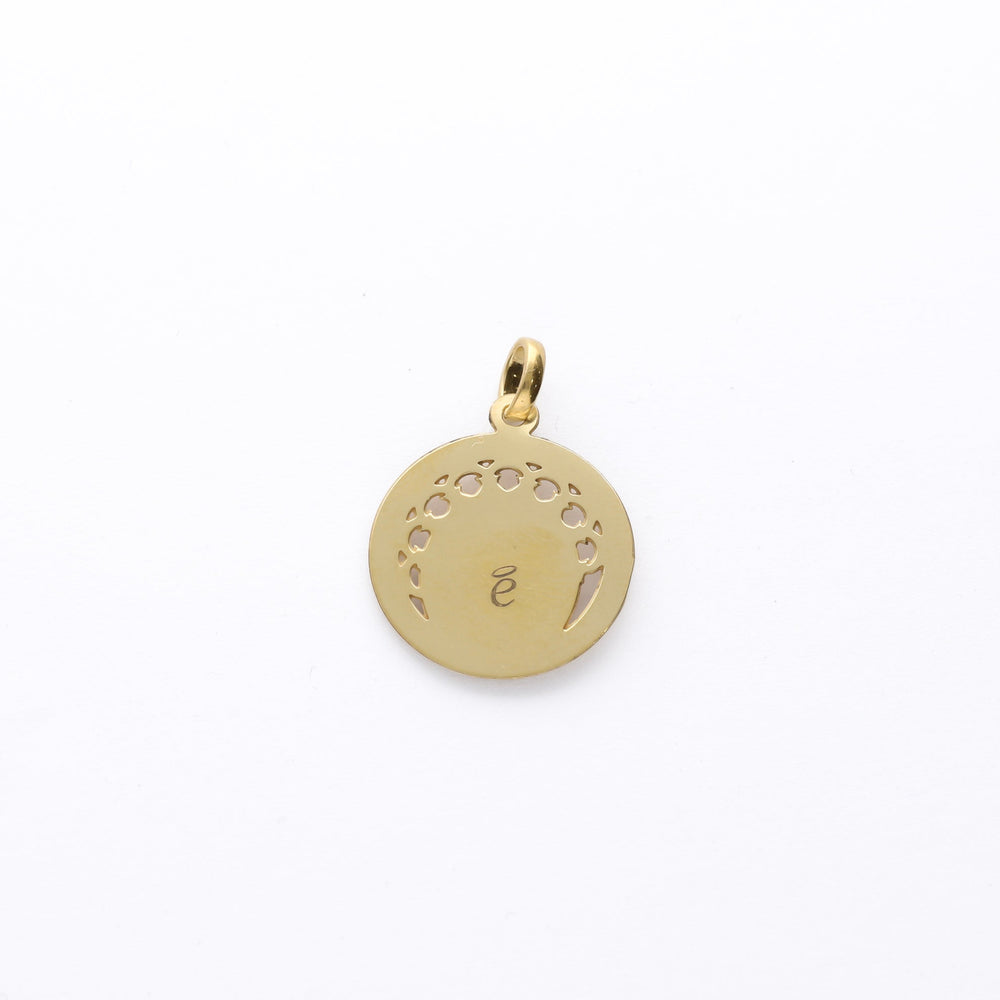 
                      
                        Devoción y elegancia en una medalla de la Virgen Niña, hecha en plata de ley 925 y bañada en oro de 18K.
                      
                    