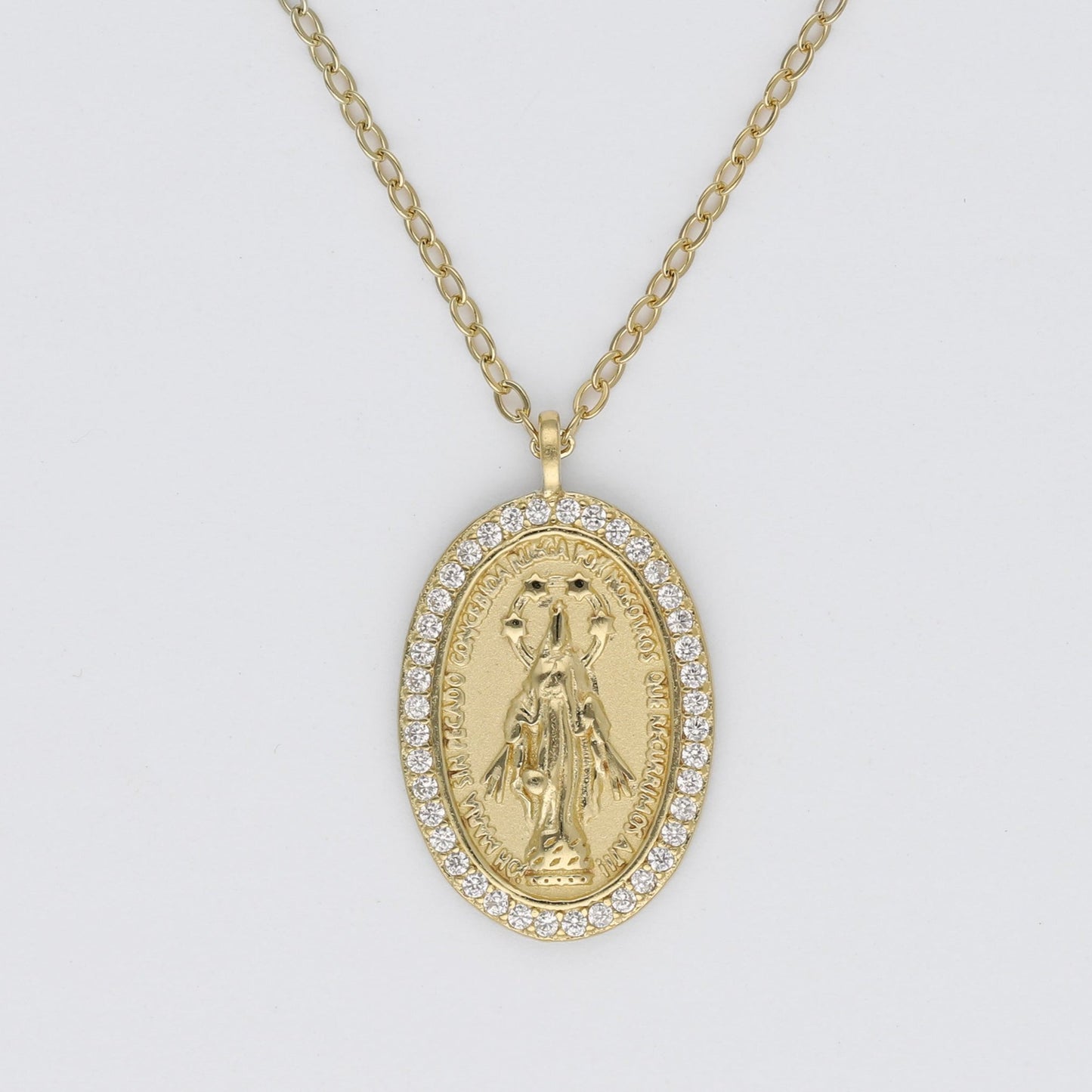 Medalla Virgen de la Milagrosa con circonitas fabricada en plata de ley y bañada en oro de 18K , cadena ajustable y cierre mosqueton - Bendita Eva