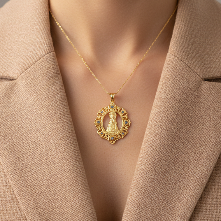 Medalla Virgen de los Desamparados plata de ley y baño de oro 18K piedras marquesitasy filigrana de Bendita Eva