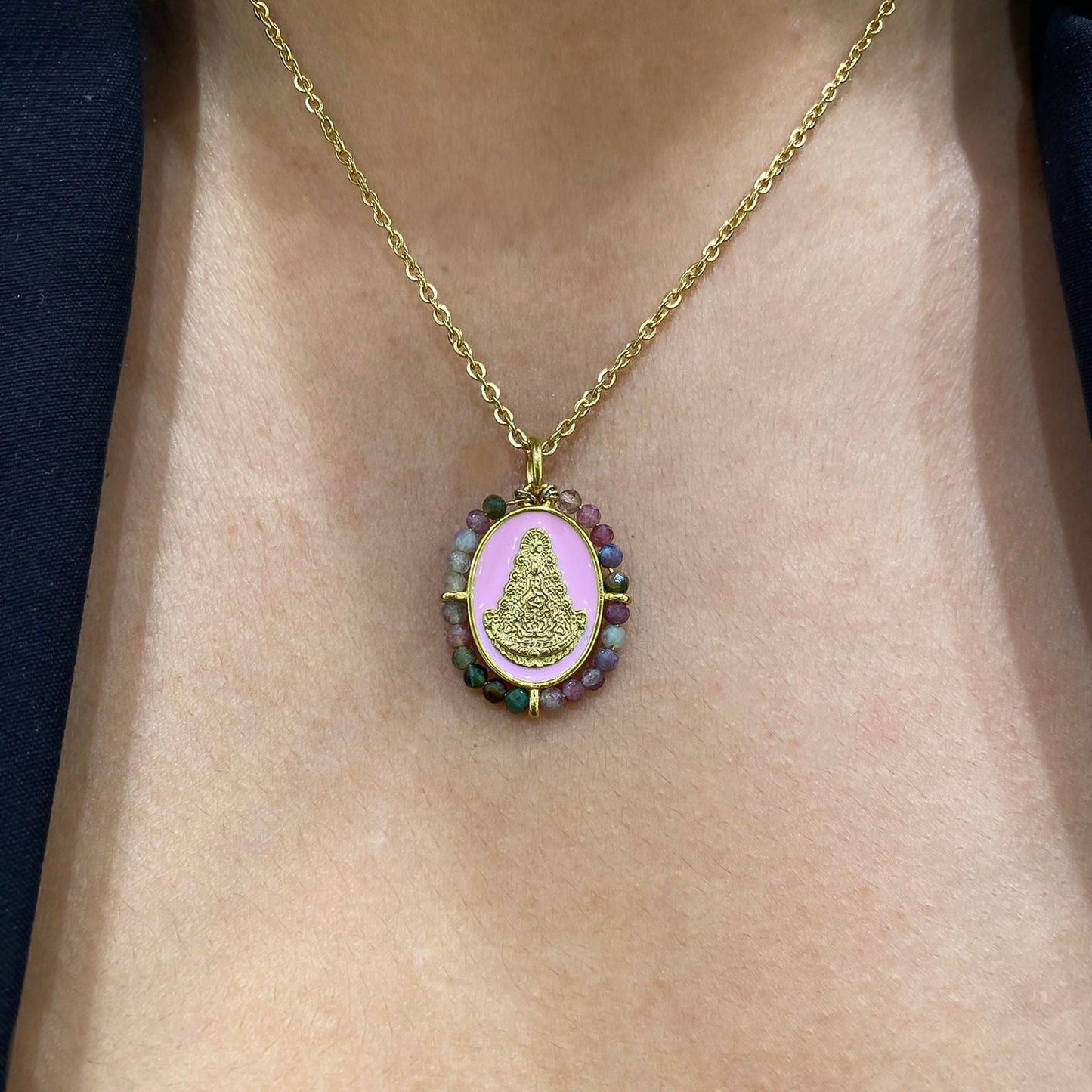 Colgante Virgen del Rocio con piedras turmalina en acero inoxidable y bañado en oro de 18K - Bendita Eva