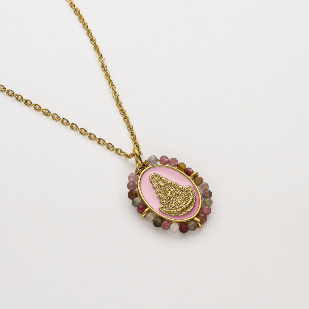 
                      
                        Colgante Virgen del Rocio con piedras turmalina en acero inoxidable y bañado en oro de 18K - Bendita Eva
                      
                    