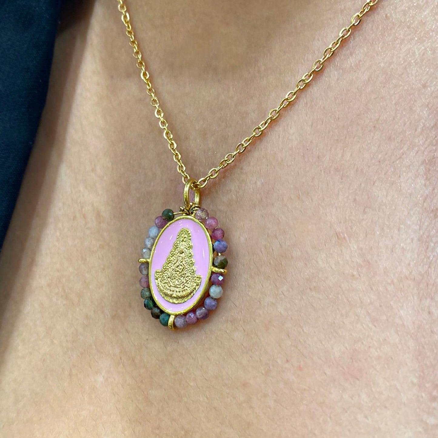 Colgante Virgen del Rocio con piedras turmalina en acero inoxidable y bañado en oro de 18K - Bendita Eva
