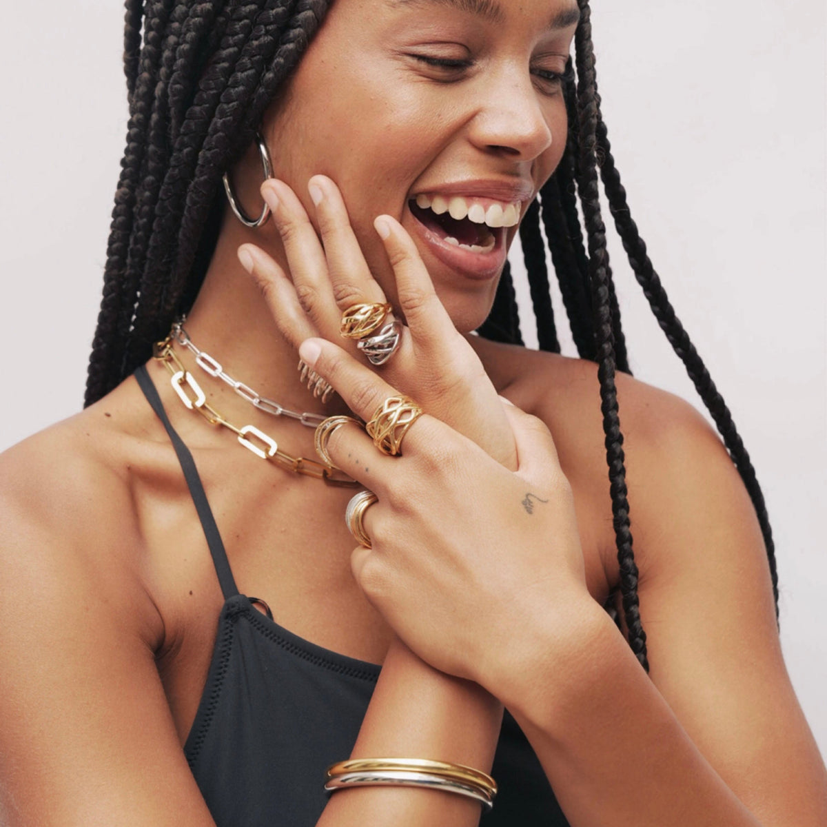 Mezclar dorado y plateado es tendenciaCombinar diferentes tonos de metal puede crear looks mucho más personales y actuales.Puedes llevar, por ejemplo:Un collar dorado + pendientes plateados.Varios collares mezclando ambos tonos.Anillos dorados y plateados juntos.No hay que seguir una regla estricta.La joyería también es una forma de expresarnos.