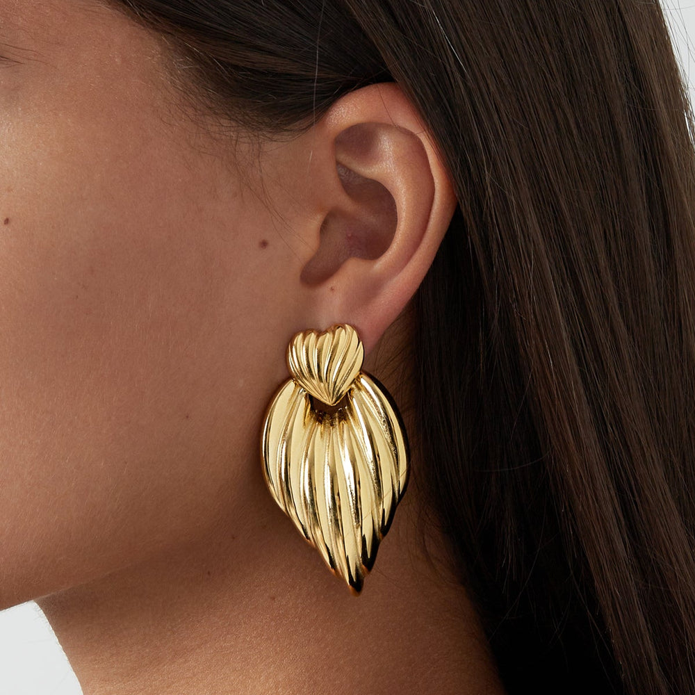 
                      
                        Descubre los pendientes XL , una declaración de estilo con diseño esculpido, brillo dorado y tecnología waterproof. Sofisticación y resistencia en una sola pieza- Bendita Eva


                      
                    