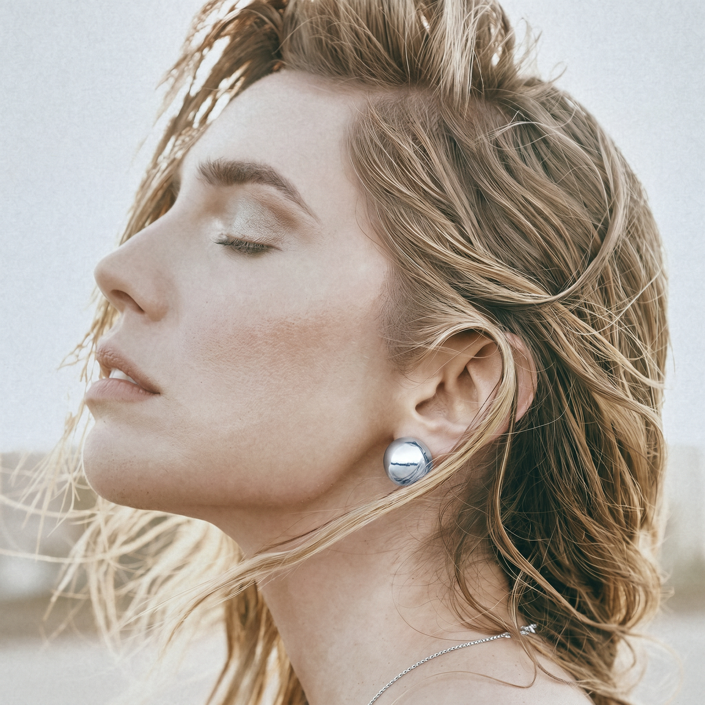 pendientes bola de 20 mm, una joya imprescindible para cualquier colección. Disponibles en plata de ley y chapados en oro de 18K, estos pendientes destacan por su sofisticación y versatilidad, ideales para cualquier ocasión de Bendita Eva.