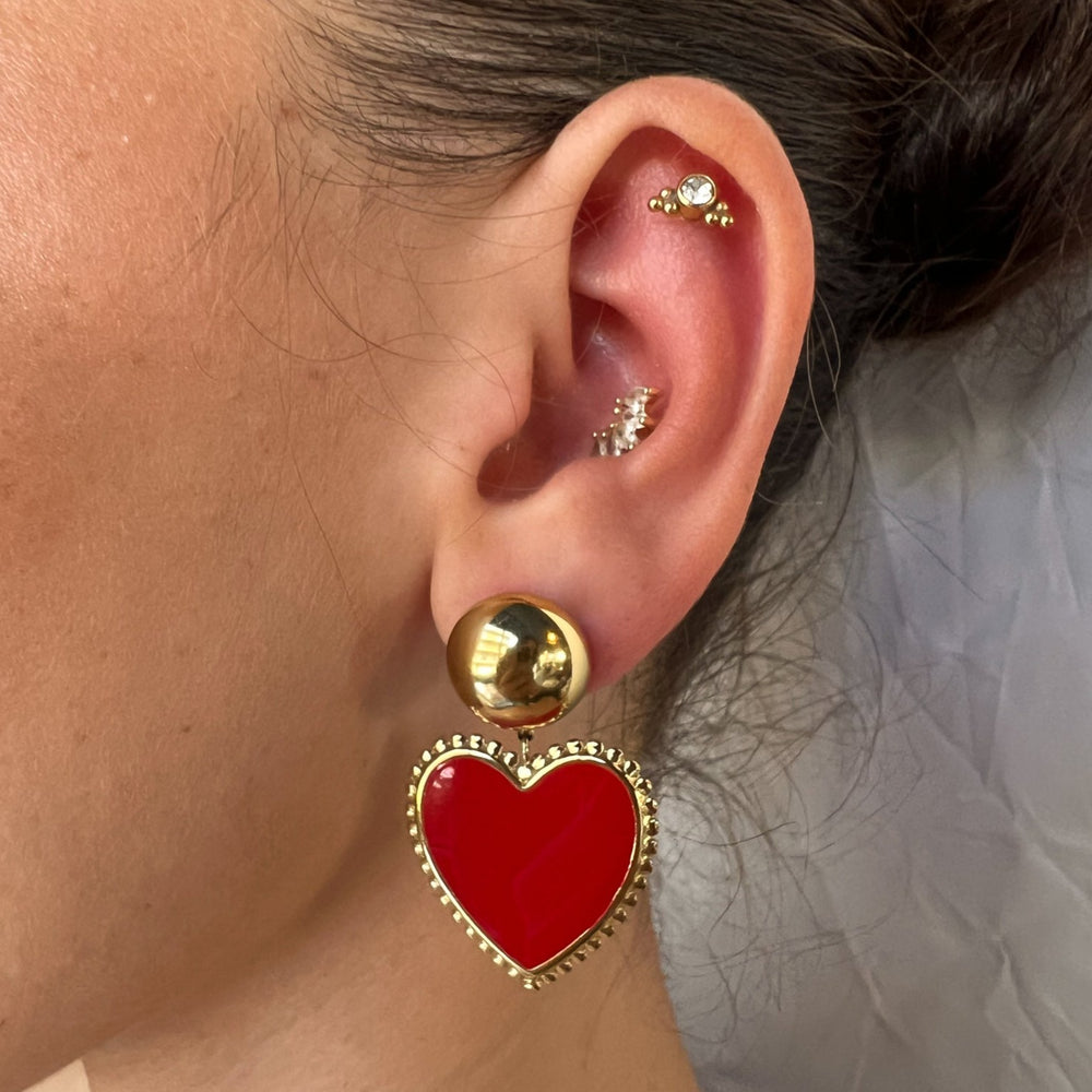 
                      
                        Pendientes maxi corazón rojo en acero hipoalergénico y resistentes al agua bañados en oro de 18 K. Pendientes mini de plata bañada en oro de 18K con circonitas de Bendita Eva.
                      
                    