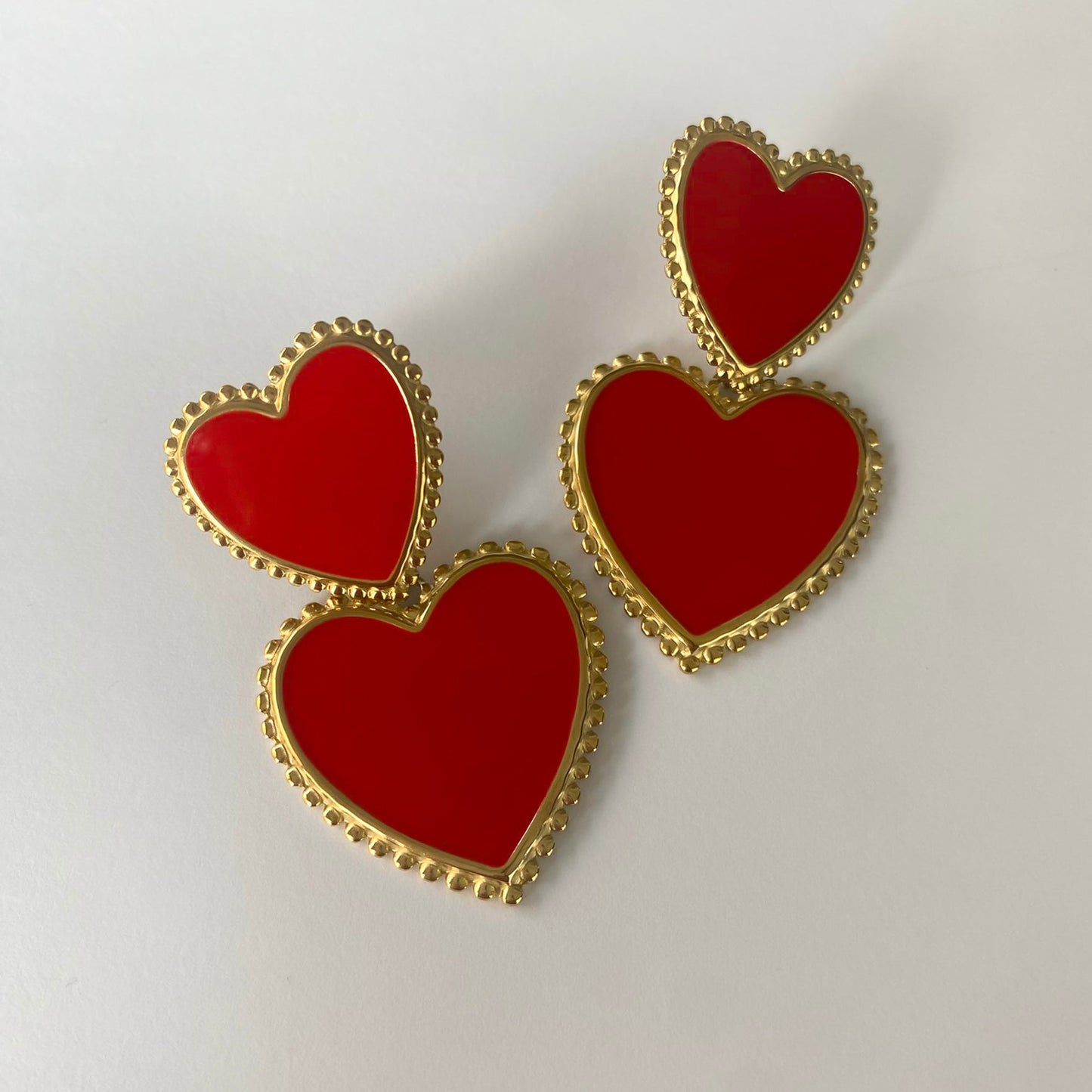 Pendientes esmaltados corazones rojos con tuerca presion de Bendita Eva