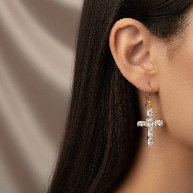 pendientes en forma de cruz están fabricados en acero y bañados en oro de 18K-Bendita Eva