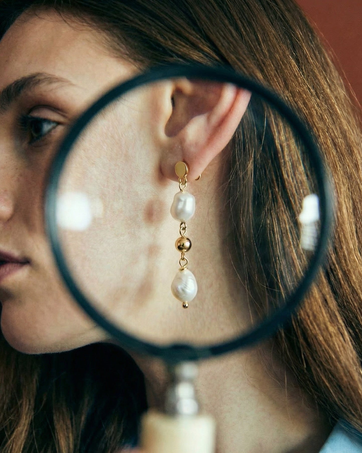 Pendientes de 30 mm con dos perlas naturales cada uno, plata de ley bañada en oro 18K, diseño artesanal español atemporal y elegante de Bendita Eva