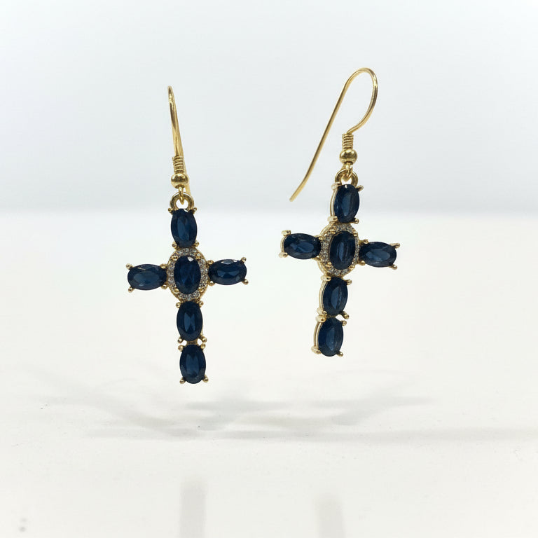 Pendientes de acero bañados en oro de 18K, diseño de cruz con piedras negros. Elegantes y ligeros. Miden 18,5 mm x 30 mm. Perfectos para cualquier look.