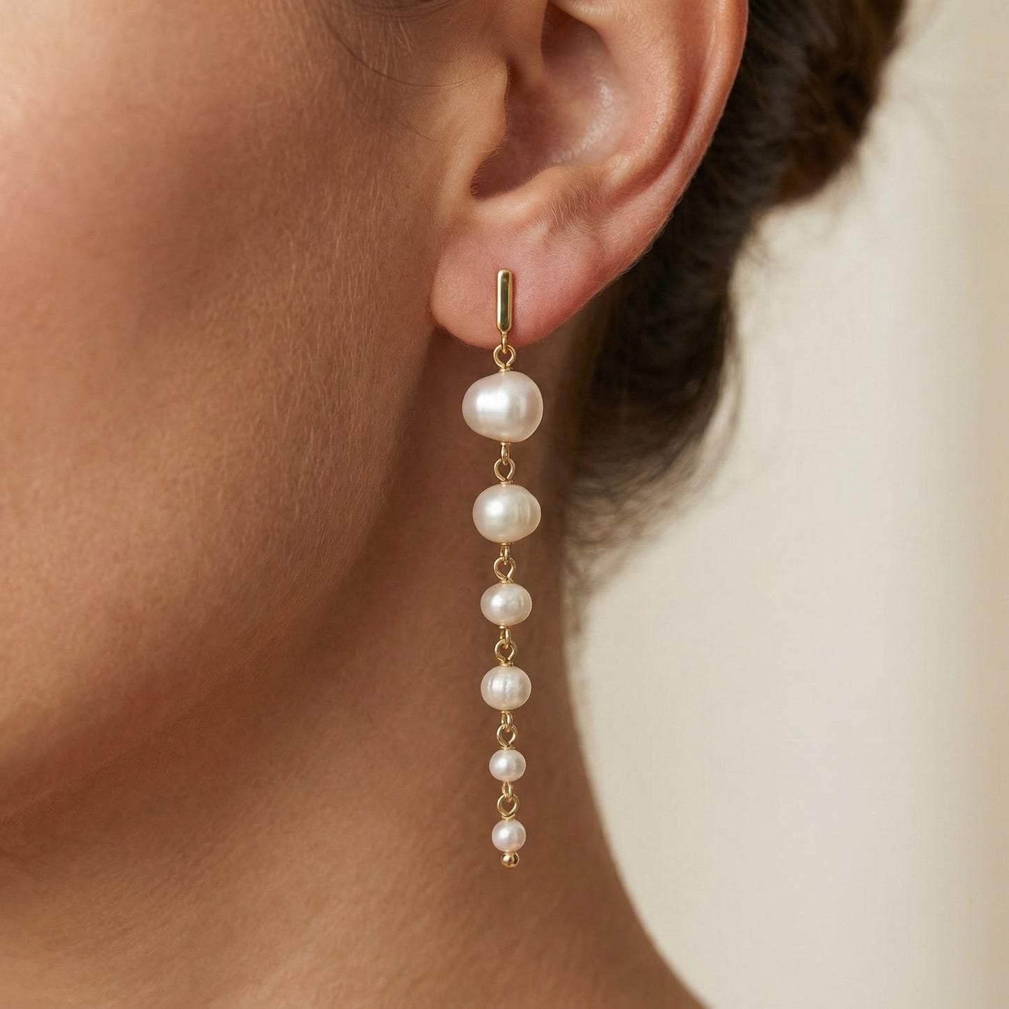 Diseñados y fabricados en España, están elaborados en plata de ley 925 y bañados en oro de 18K, logrando un brillo cálido y duradero que realza la piel con sutileza.