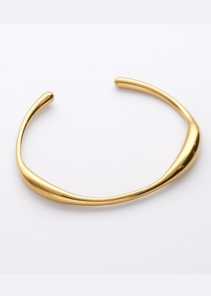 Sutil, elegante y con un diseño orgánico que fluye con naturalidad. La pulsera Viena es una pieza atemporal que redefine el minimalismo con su forma curvada y acabado dorado waterproof. Perfecta para el día a día o para elevar cualquier look con un toque sofisticado.