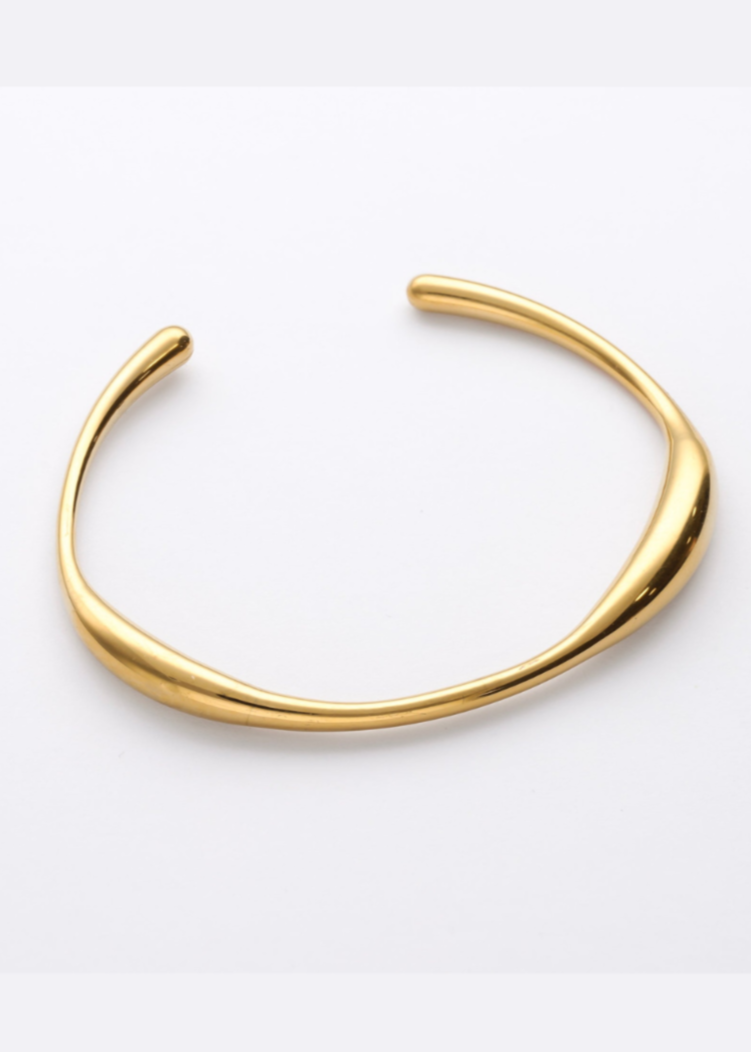 Sutil, elegante y con un diseño orgánico que fluye con naturalidad. La pulsera Viena es una pieza atemporal que redefine el minimalismo con su forma curvada y acabado dorado waterproof. Perfecta para el día a día o para elevar cualquier look con un toque sofisticado.