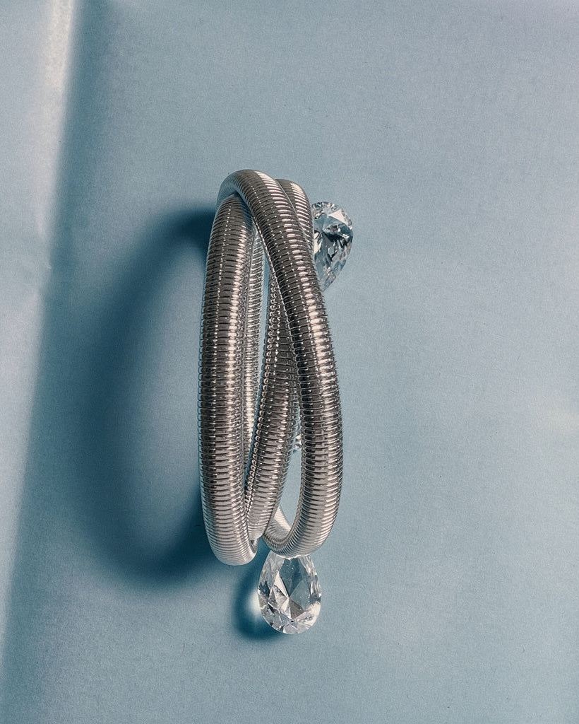 Pulseras artesanales con símbolos, amuletos y detalles únicos diseñados para llevar protección, intención y estilo.