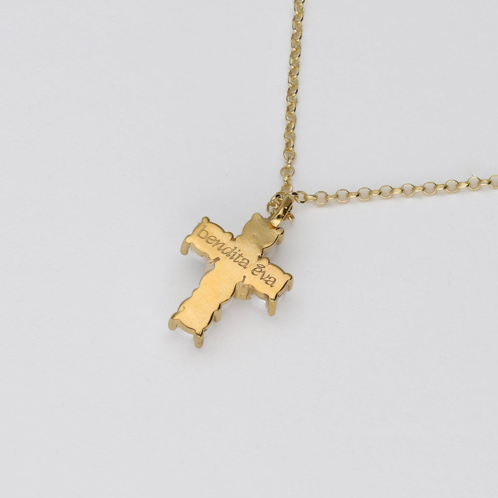 
                      
                        Colgante de cruz con perlas naturales. Fabricado en plata de ley 925 con baño de oro, ajustable de 42 a 45 cm.
                      
                    