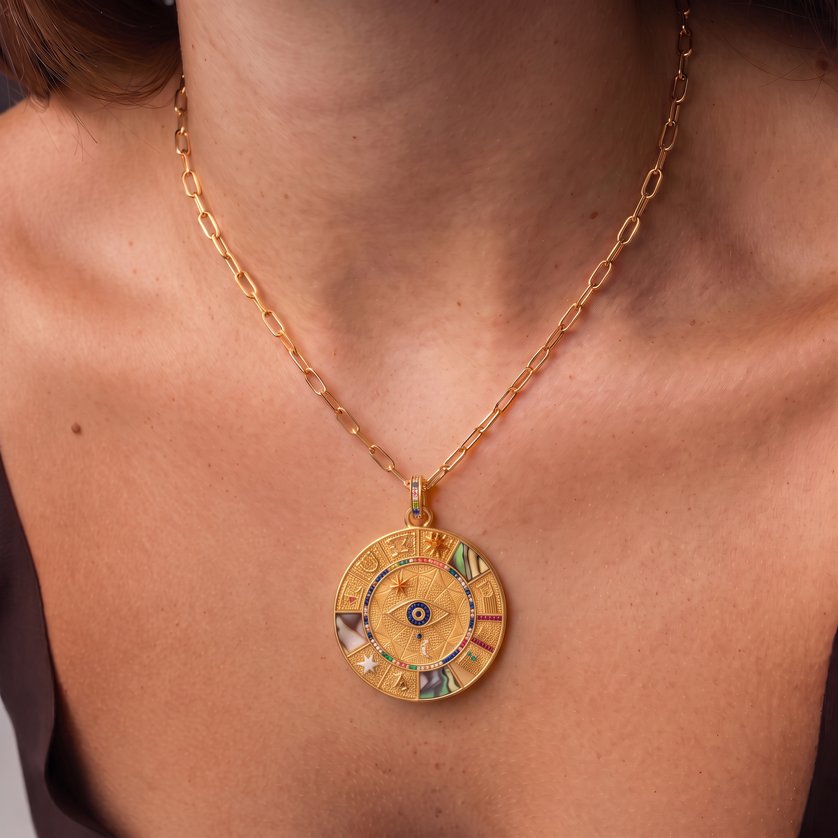 Una joya amuleto de plata de ley 925 bañada en oro de 18K, diseñada como un pequeño universo de buenos deseos para llevar siempre contigo.