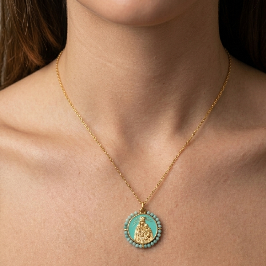  La Virgen del Carmen es signo de amor y protección maternal ante cualquier situación y La Amazonita es una piedra natural para mujeres fuertes e independientes que potencia la libertad de quien la lleva. 