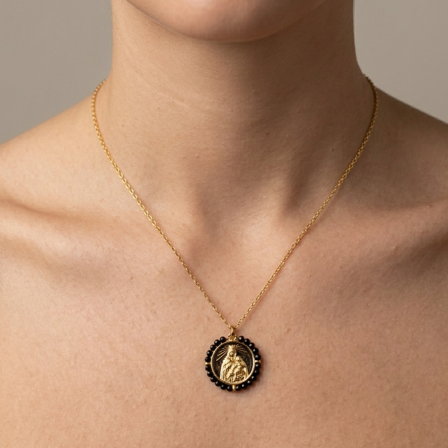 La Virgen del Carmen es signo de amor y protección maternal ante cualquier situación y el ónix es una&nbsp;piedra protectora que ayuda a quien la lleva a identificar la energía negativa y expulsarla muy lejos.