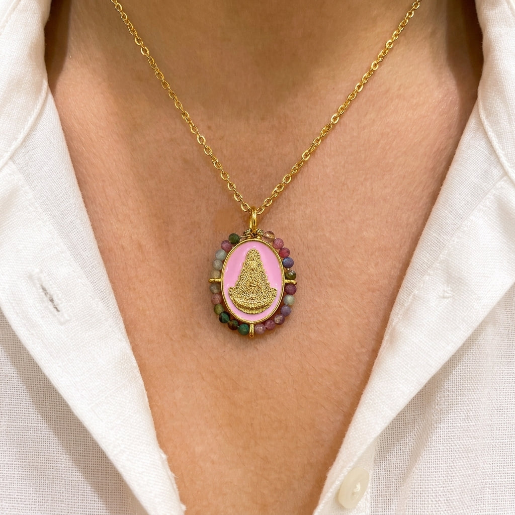 Esta medalla de 21 mm refleja a la Virgen del Rocío, su figura representa protección y guía para quienes buscan fortaleza en sus momentos más importantes.