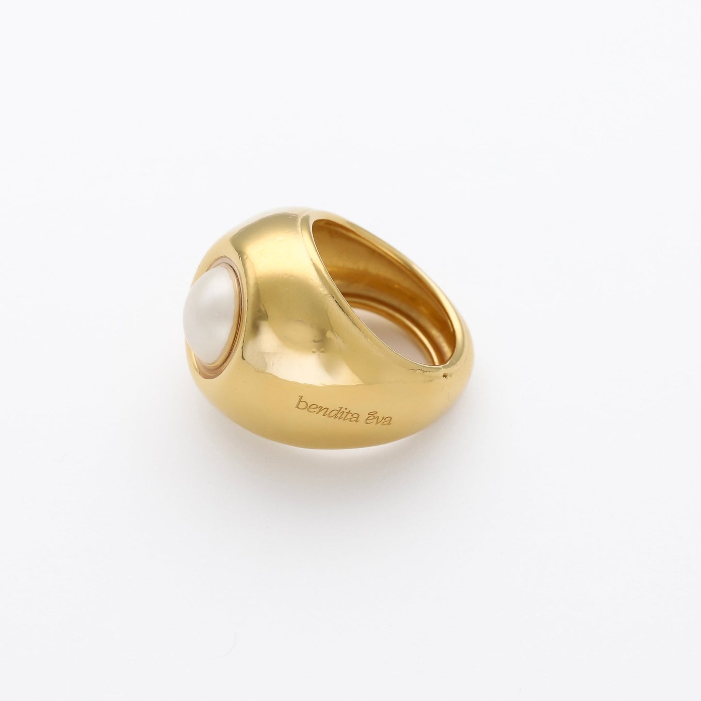 Anillo Bold XL con perla natural visto de costado, destacando su estructura voluminosa y estilo atemporal de Bendita Eva.