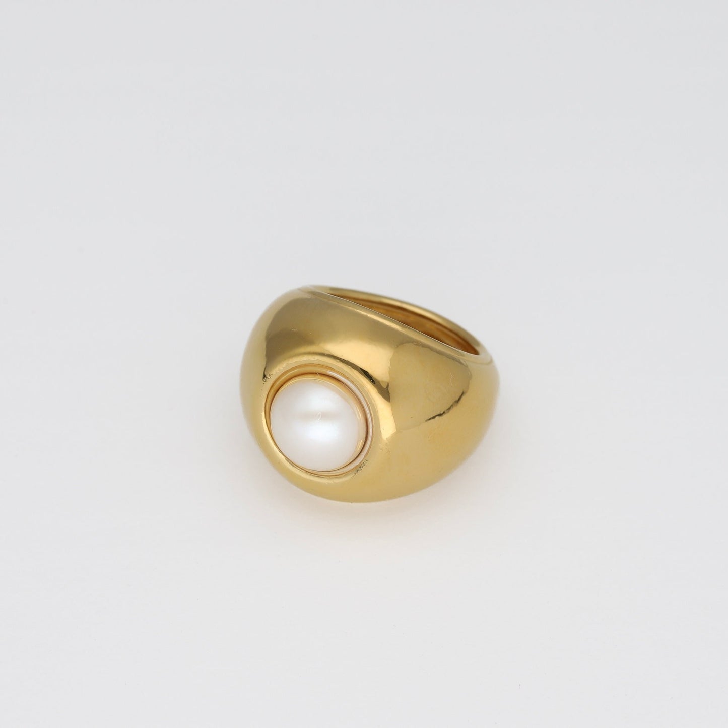 Anillo Bold XL con perla natural visto de frente, diseño voluminoso y elegante en plata de ley 925 bañada en oro de 18K de Bendita Eva.