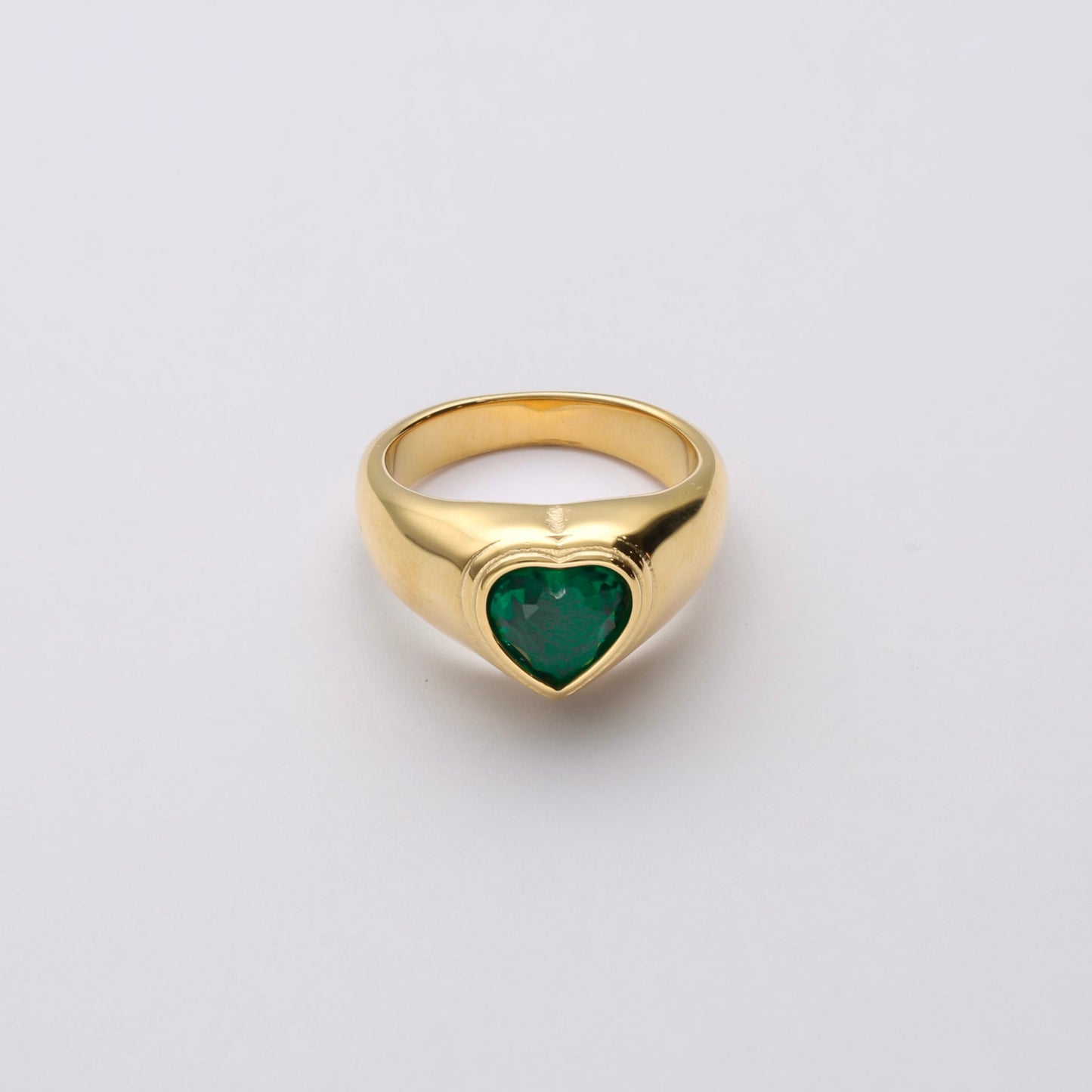 Anillo corazón verde esmeralda con circonita, joya hipoalergénica y sostenible ideal para uso diario.
