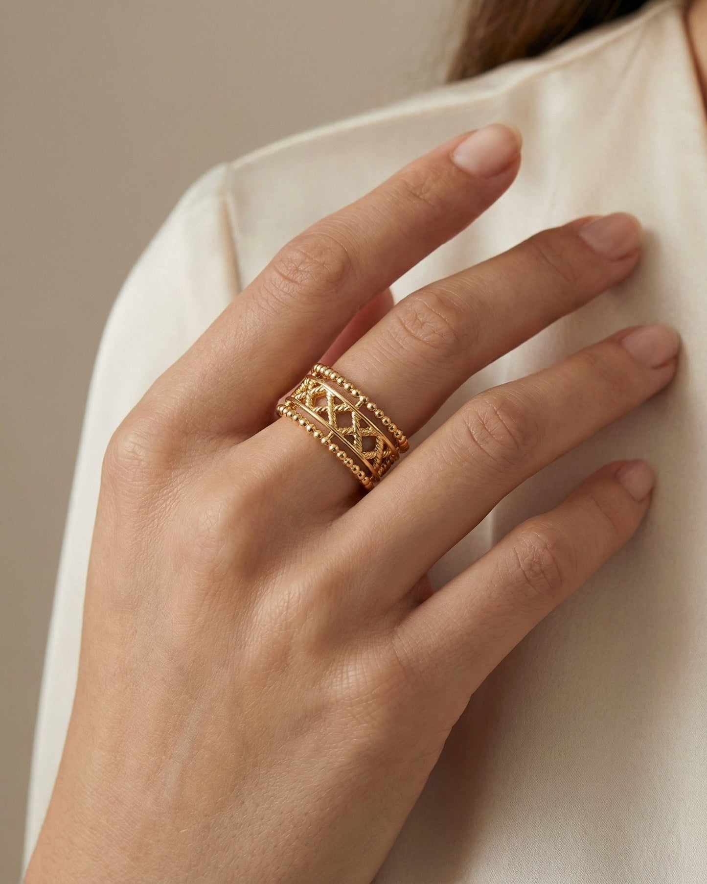 Detalle de anillo de filigrana artesanal en plata 925 con baño de oro 18K, lucido en modelo,elegante y exclusivo, ideal para lujo discreto en cualquier ocasión  de Bendita Eva
