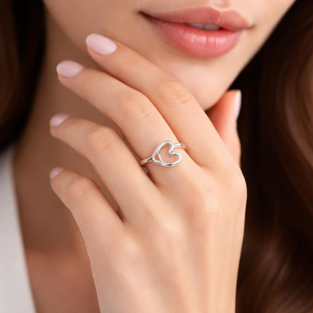  anillo corazón simboliza amor, conexión y protección emocional, convirtiéndose en una joya con un significado especial.