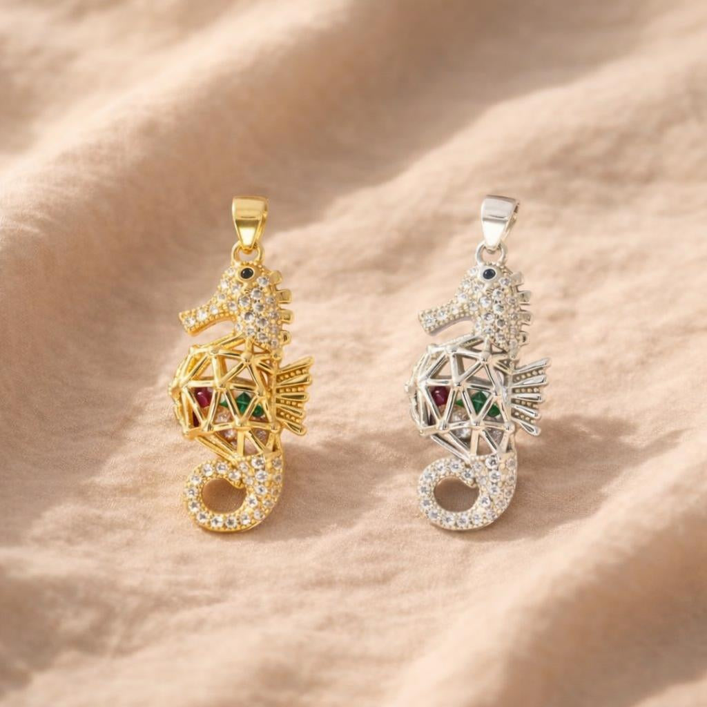 caballito de mar colgante con circonitas plata de ley y baño de oro de Bendita Eva