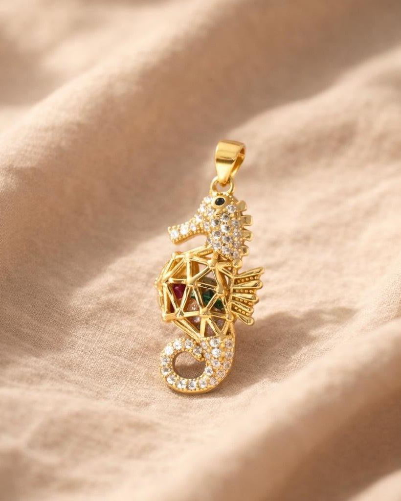 caballito de mar colgante con circonitas plata de ley y baño de oro de Bendita Eva