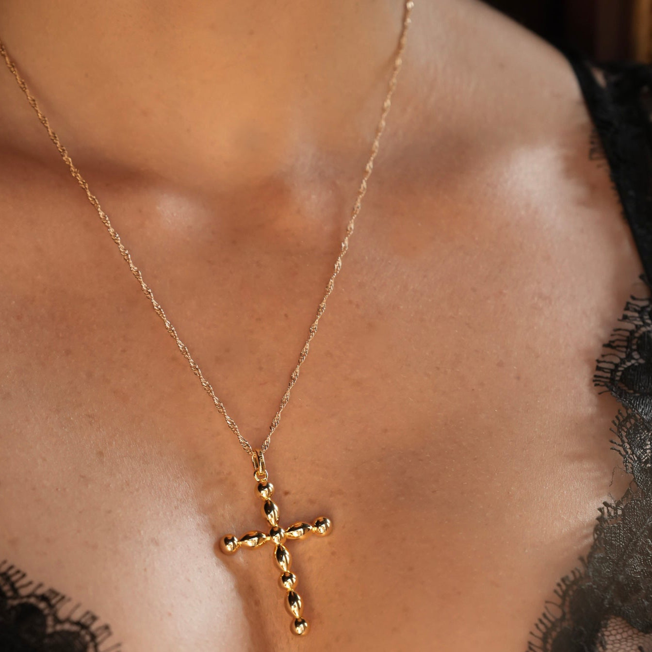 Cadena Singapur  de Bendita Eva en plata de ley 925 con colgante de cruz. Diseño Singapur ajustable 45-50 cm, versátil para layering o llevar sola, duradera y brillante.