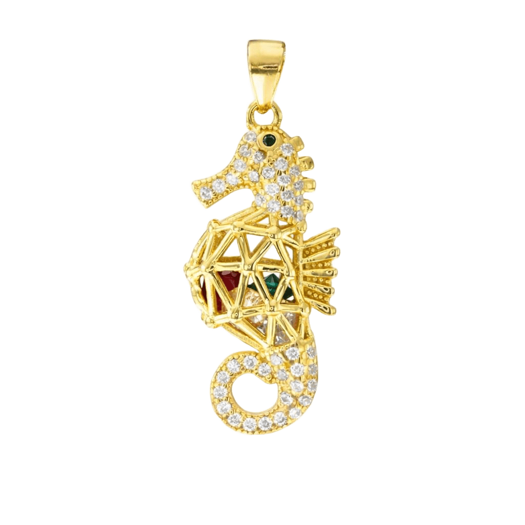 Colgante caballito de mar de Bendita Eva en plata de ley con baño de oro 18K, 34 mm y con circonitas. Amuleto artesanal que simboliza protección, paciencia, fuerza interior y buena suerte, ideal como joya especial y atemporal.