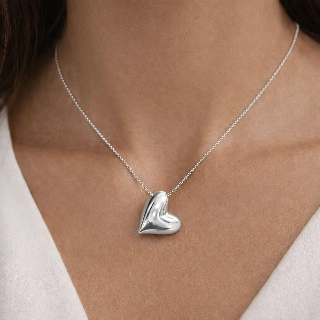 Colgante Corazón en plata de ley 925 lucido en modelo, mostrando su caída natural y cadena ajustable de 41 a 44 cm, joya artesanal española con brillo duradero, símbolo de amor y energía positiva, atemporal de Bendita Eva
