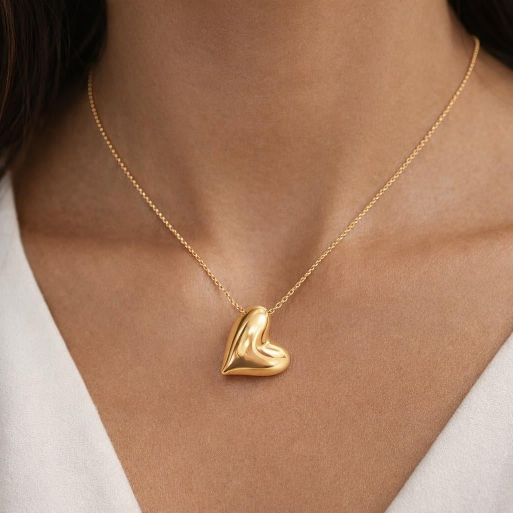 Colgante Corazón en plata de ley 925 con baño de oro 18K lucido en modelo, mostrando su caída elegante y cadena ajustable de 41 a 44 cm, joya artesanal española con brillo duradero, símbolo de amor y energía positiva, atemporal de Bendita Eva
