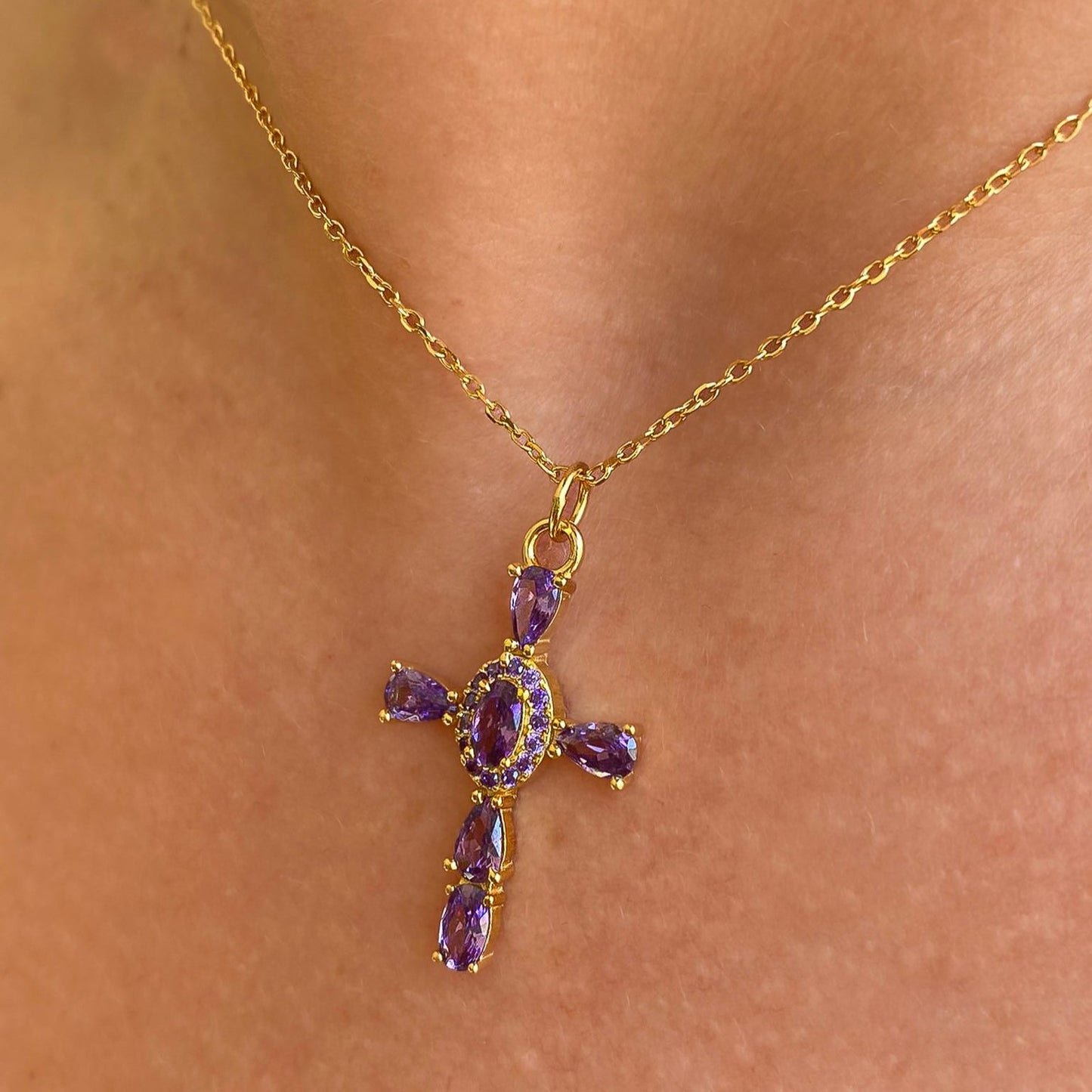 Colgante Cruz Amatista de plata de ley 925 con baño de oro 18K lucido en modelo con diseño artesanal único - Bendita Eva
