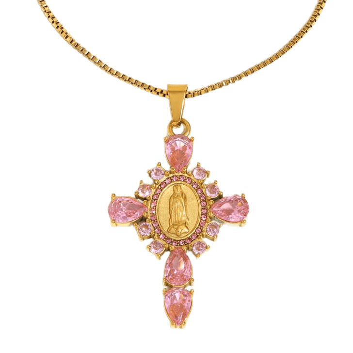 Colgante cruz con circonitas rosas de Bendita Eva, detalle del diseño con virgen grabada