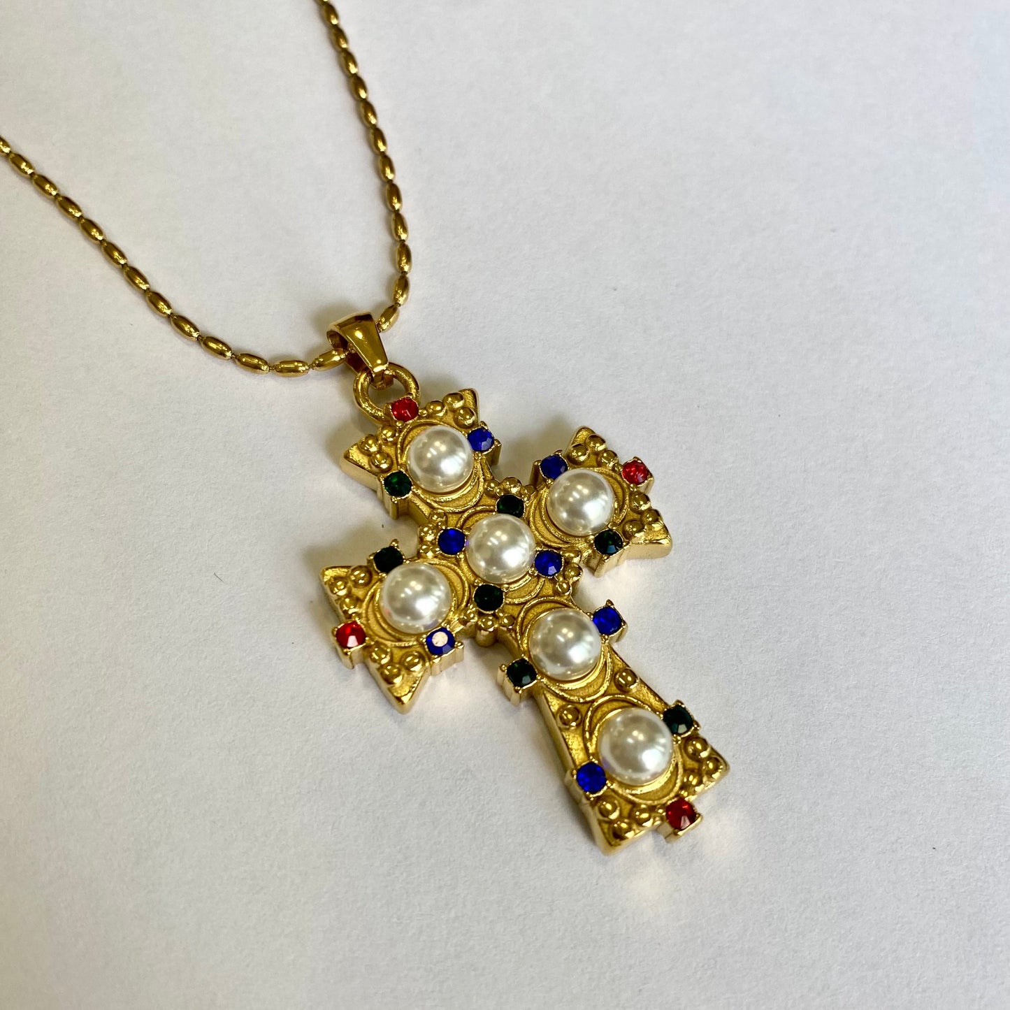 Colgante cruz con perlas y circonitas de colores de Bendita Eva en acero hipoalergénico bañado en oro de 18K